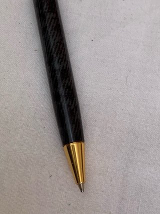 Bolígrafo de lujo con detalles dorados
