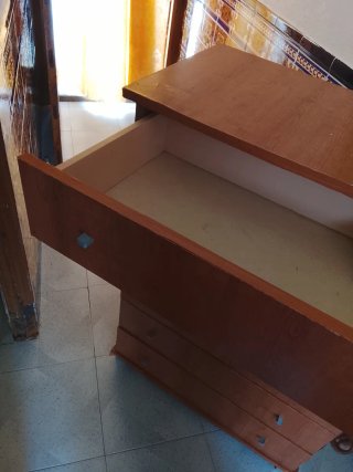 Cómoda de madera marrón