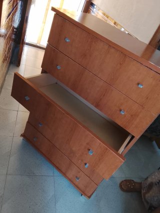 Cómoda de madera marrón