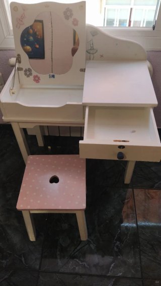 Mesa infantil con cajones y taburete