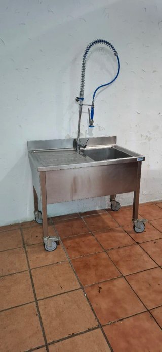 Fregadero industrial con grifo y ruedas