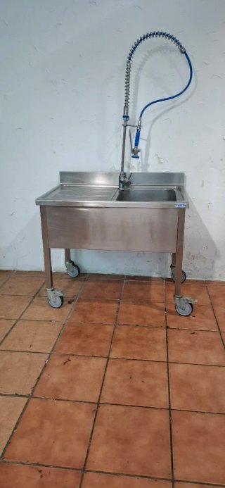 Fregadero industrial con grifo y ruedas