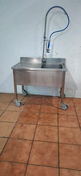 Fregadero industrial con grifo y ruedas