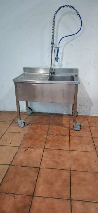 Fregadero industrial con grifo y ruedas