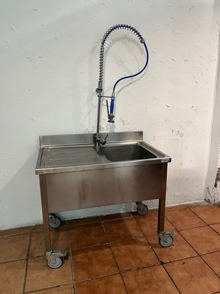 Fregadero industrial con grifo