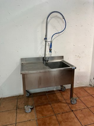 Fregadero industrial con grifo
