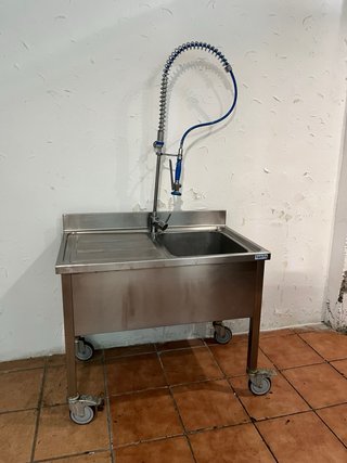 Fregadero industrial con grifo