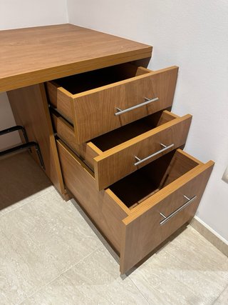 Escritorio de madera con estante URGE VENDER!!