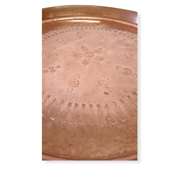 Bandeja redonda antigua de cobre.