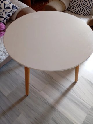 Mesa redonda patas haya y tablero solid surface
