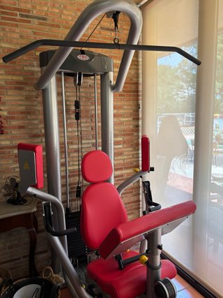 Máquina de gimnasio multifunción roja