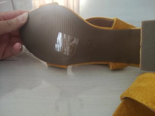 Sandalias tacón mostaza