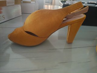 Sandalias mostaza tacón abierto