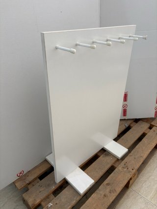 Mueble Montessori colgador infantil madera blanca