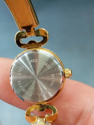 Reloj Peugeot Cuarzo Dorado Blanco
