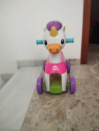 Juguetes infantiles y mecedora, juntos o separados