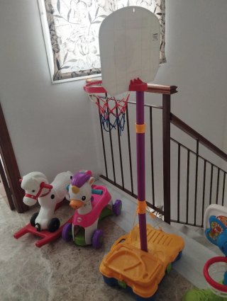 Juguetes infantiles y mecedora, juntos o separados