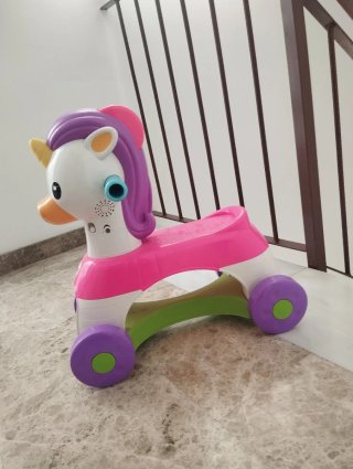 Juguetes infantiles y mecedora, juntos o separados