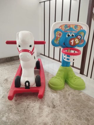 Juguetes infantiles y mecedora, juntos o separados