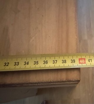 Estantería de madera con cestas de mimbre