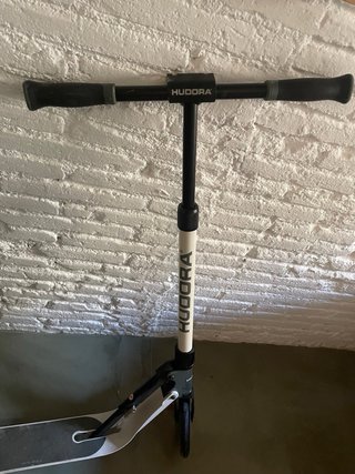 Patinete plegable blanco y negro