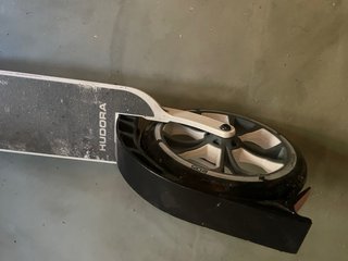 Patinete plegable blanco y negro