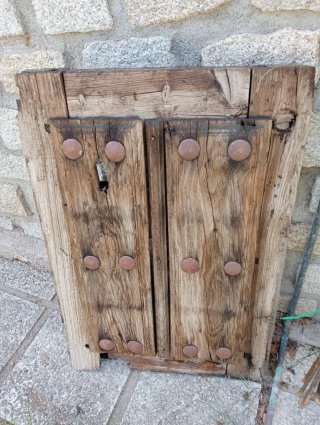 Ventana antigua de madera rústica