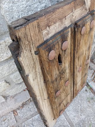 Ventana antigua de madera rústica