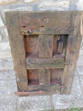 Ventana antigua de madera rústica