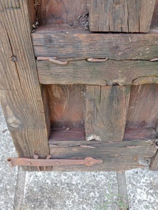 Ventana antigua de madera rústica
