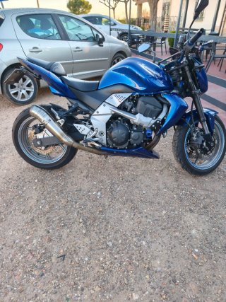 Kawasaki Z750 Naked Azul y plateada. PERFECTA.