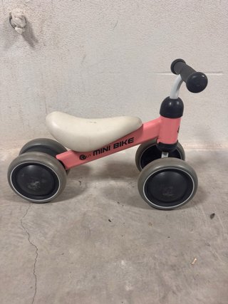 Bicicleta de equilibrio rosa