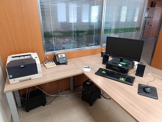 Mesa de oficina con ala y armarios