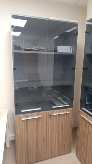 Mesa de oficina con ala y armarios