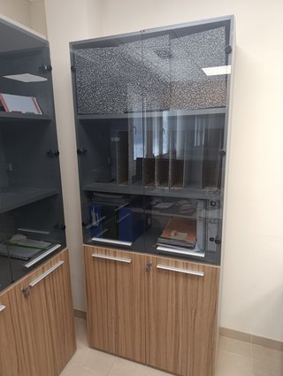 Mesa de oficina con ala y armarios