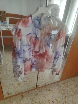 Blusa floreale con rouches