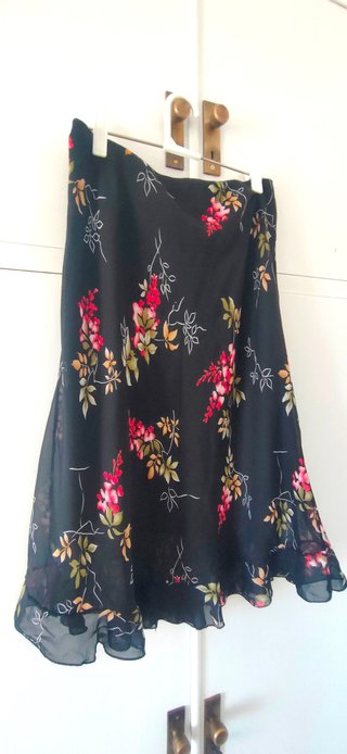 Falda negra estampado floral