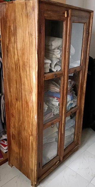 Vitrina rústica madera maciza puertas cristal