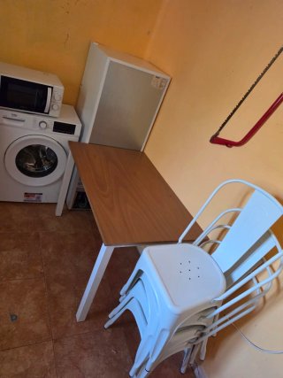 Mesa de comedor y sillas apilables