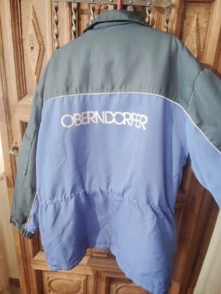Chaquetón azul y negro.