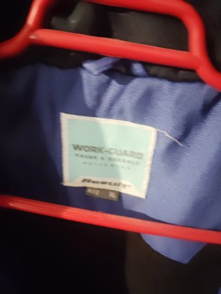 Chaquetón azul y negro.