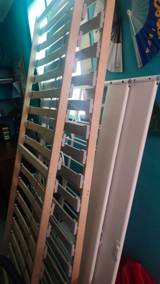 Cama metálica blanca con somier