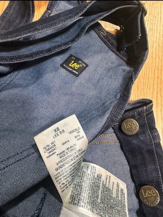Peto largo vaquero marca Lee azul.