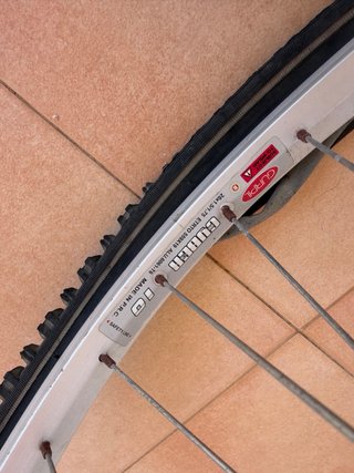 Bicicleta de montaña amarilla
