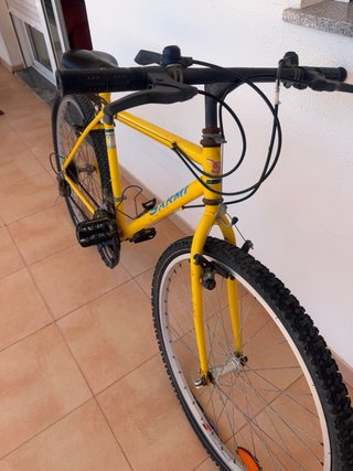Bicicleta de montaña amarilla