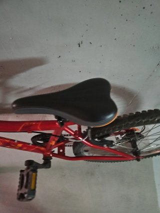 Bicicleta roja y naranja