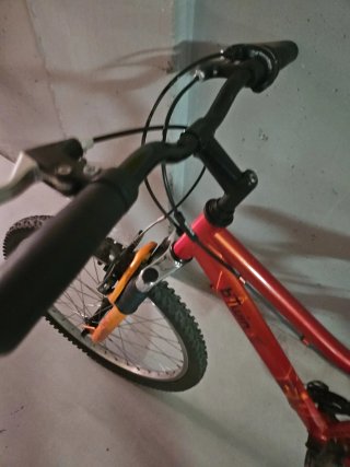 Bicicleta roja y naranja