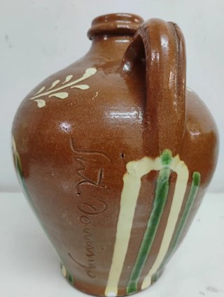 Cántaro de cerámica antiguo decorado