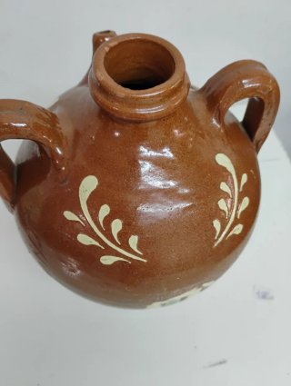 Cántaro de cerámica antiguo decorado