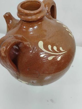 Cántaro de cerámica antiguo decorado